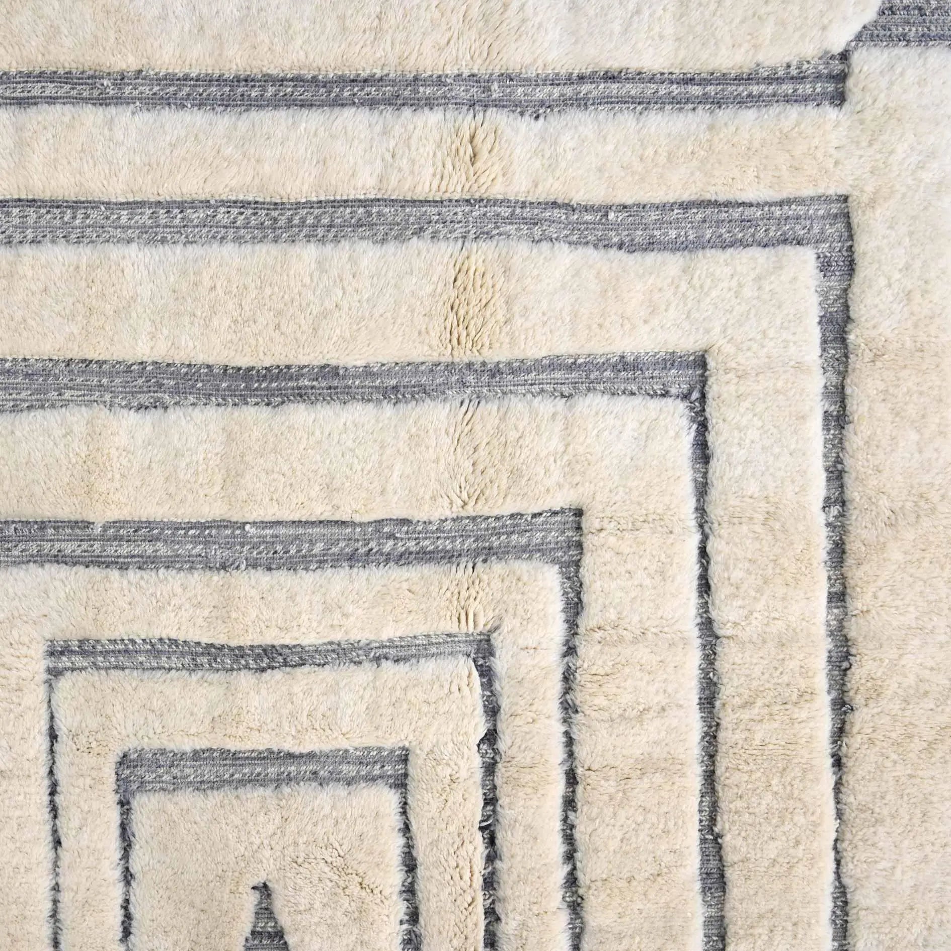 White Custom Made Luxury Beni Mrirt Rug - Ettilux Home