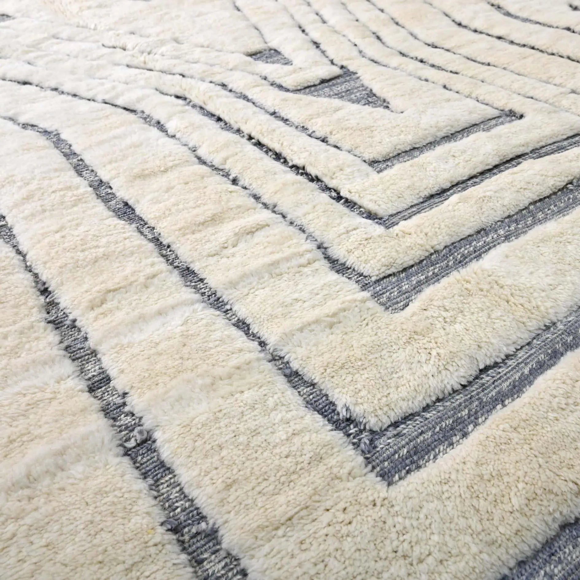 White Custom Made Luxury Beni Mrirt Rug - Ettilux Home